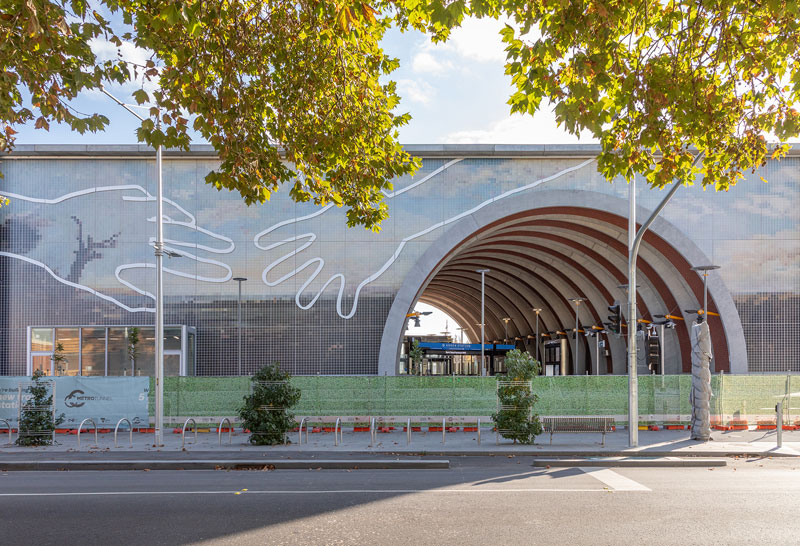Die Arden Station in Melbourne hat eine beeindruckende Ökoaktive Fassade